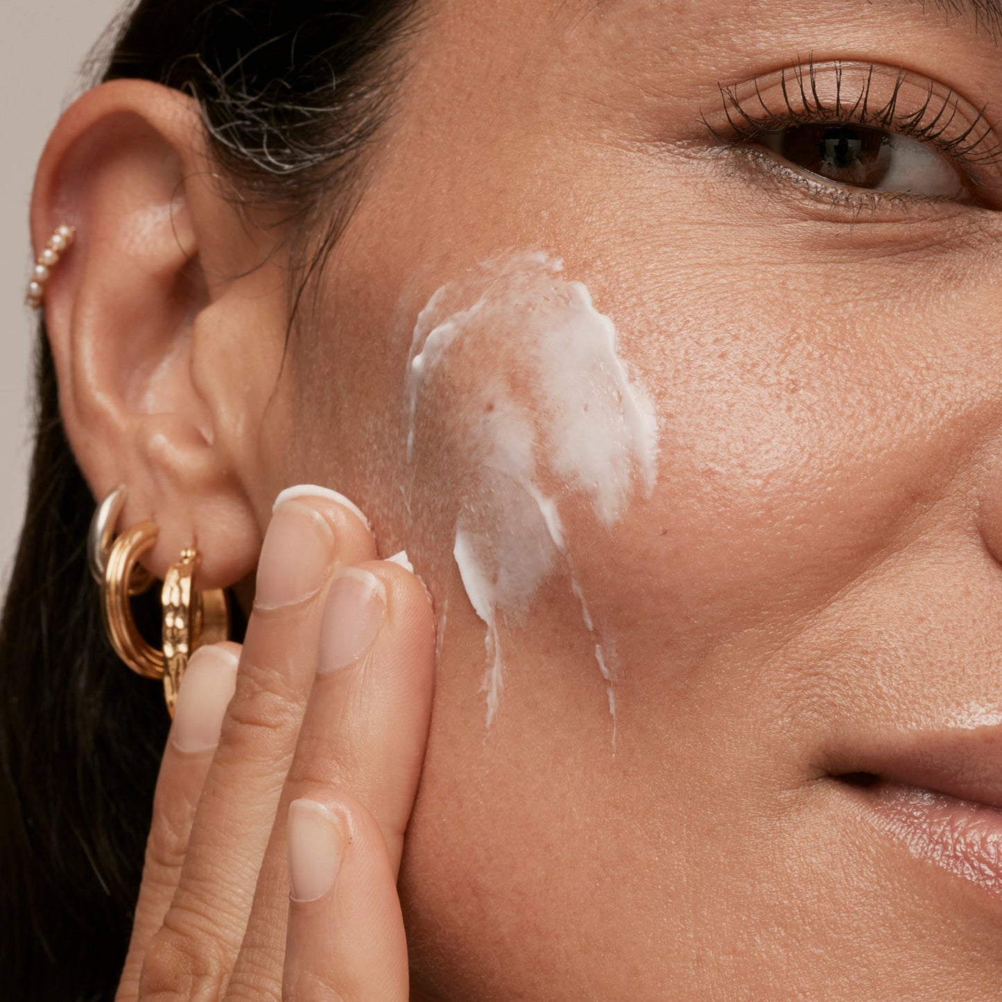 simple-skincare-cleanser-and-ceramide-moisturizer-duo-m8 INKEY_DTC_Bio-ActiveCeramide_Ppage_Model_02_dd0fc443-e441-4e82-ac65-ebe93c1b6365_1.jpg